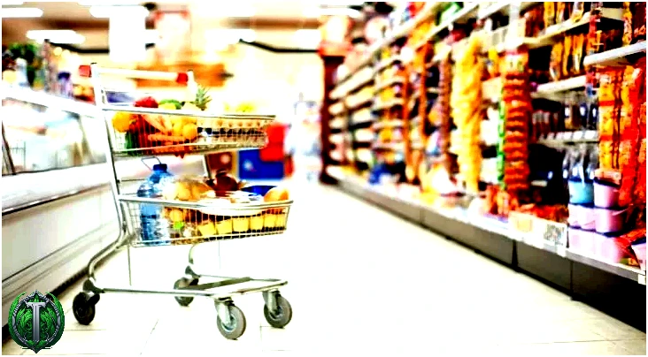 Візок з продуктами в супермаркеті.
