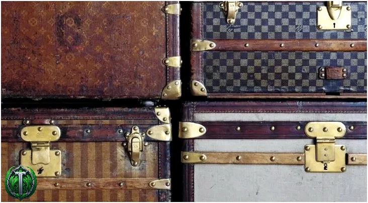 Чотири валізи Louis Vuitton
