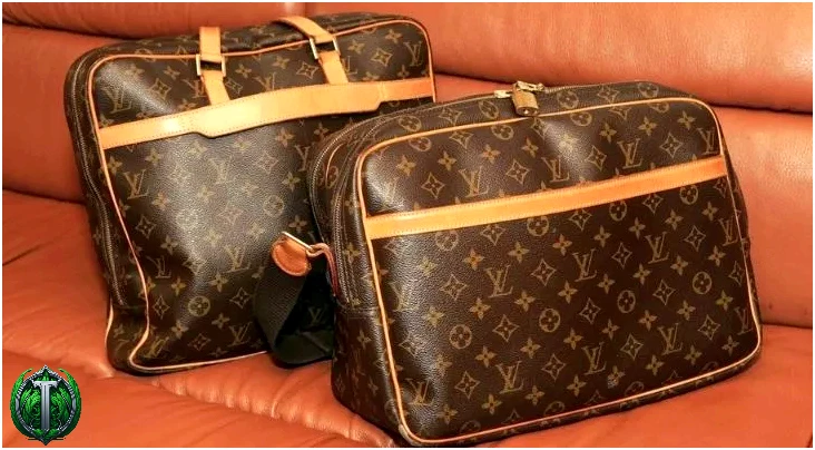 Дві сумки Louis Vuitton на стільці