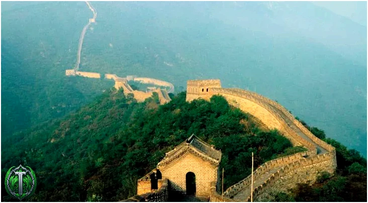 Велика Китайська стіна пронизує багато провінцій Китаю.
