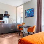 Ліжко біля вікна: Плюси та мінуси