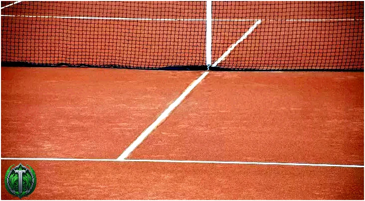 Тенісна сітка на глиняному тенісному корті