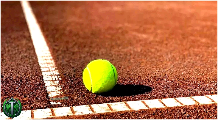 Тенісний м'яч на глиняному тенісному корті.