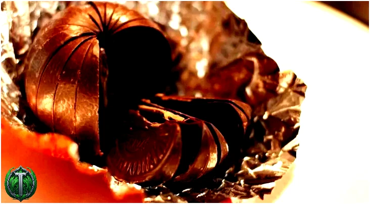 Сегменти шоколадного апельсина Terry's, що відокремлюються від обгортки