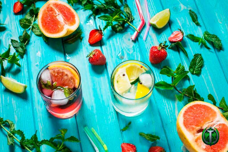 15 яскравих ідей для рецептів коктейлів для літньої вечірки