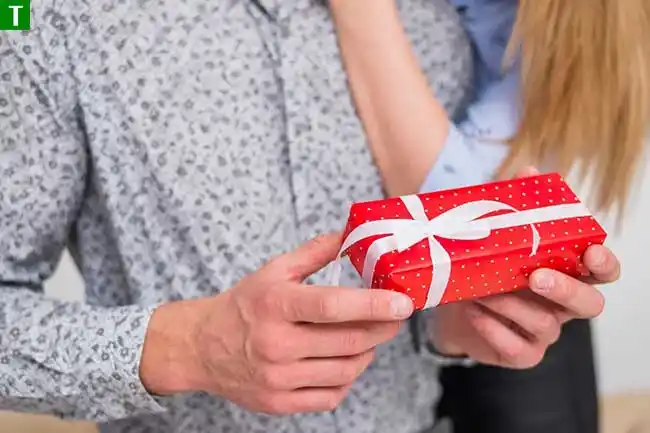 Як правильно вручити подарунок другу
