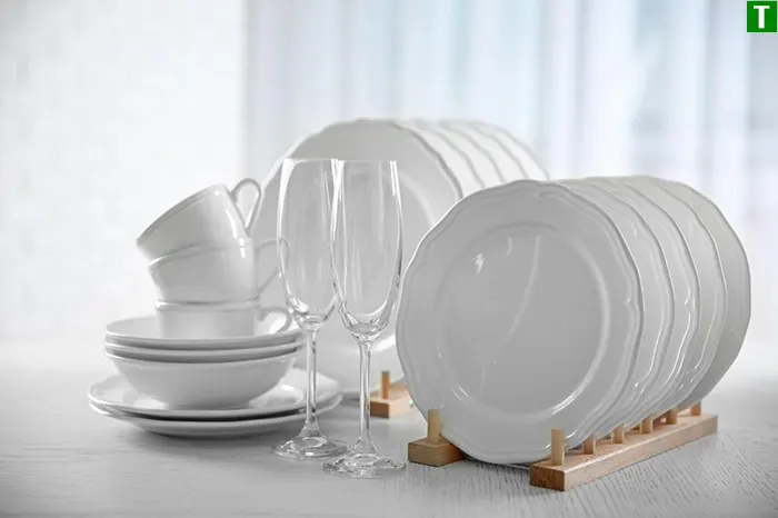 Красиво сервированный завтрак с тостами и авокадо на элегантной посуде