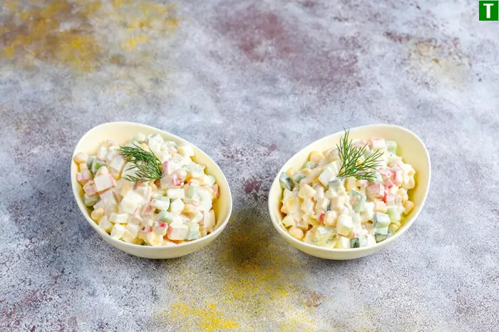 Крабовий салат без рису з огірками та кукурудзою