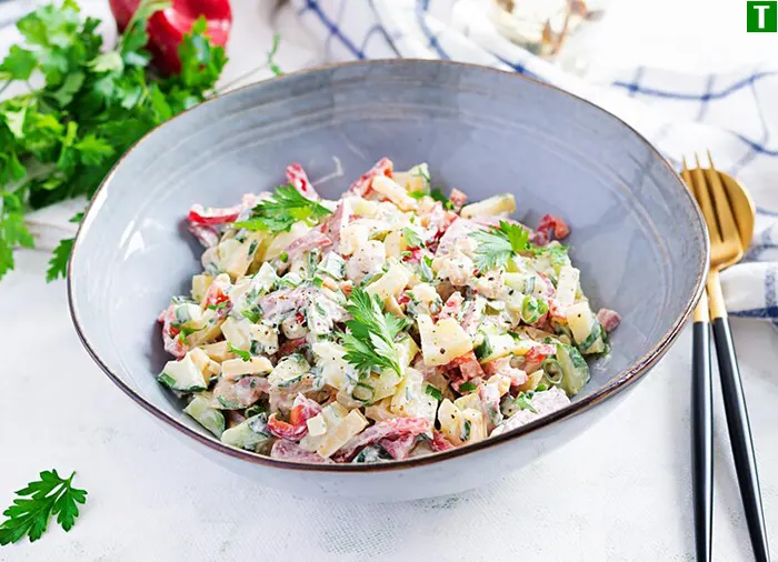 Святкова подача крабового салату в красивій тарілці