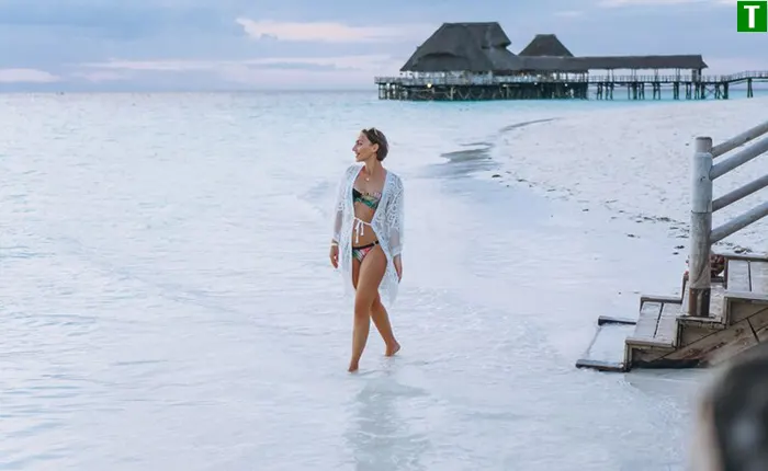 Вілла на воді - iconic символ відпочинку на Мальдівських островах Бунгало на воді на Мальдівах - water villa з прозорою блакитною лагуною