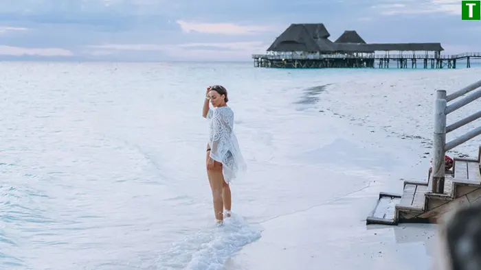 Мальдіви для пар - ідеальне місце для медового місяця та річниць Романтичний відпочинок на Мальдівах - пара на заході сонця біля океану