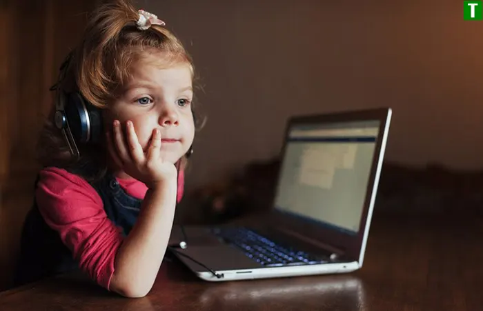 Дитина молодшого шкільного віку вивчає французьку мову онлайн