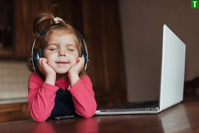Дитина на онлайн-уроці французької мови за ноутбуком