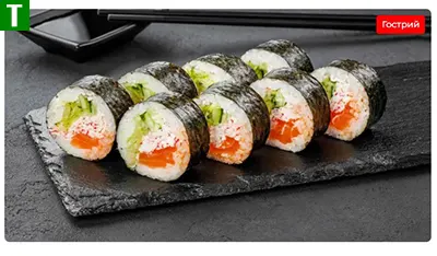 Футомакі з лососем гострий — великий рол із соусом Шрірача, лососем, салатом айсберг та крабовим міксом, доставка суші в Дніпрі від Суші Майстер