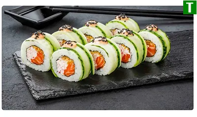 Рол з лососем та огірком із хрустким кранчем і соусом Світ Чилі — ситний і нейтральний вибір для офісного замовлення суші в Дніпрі